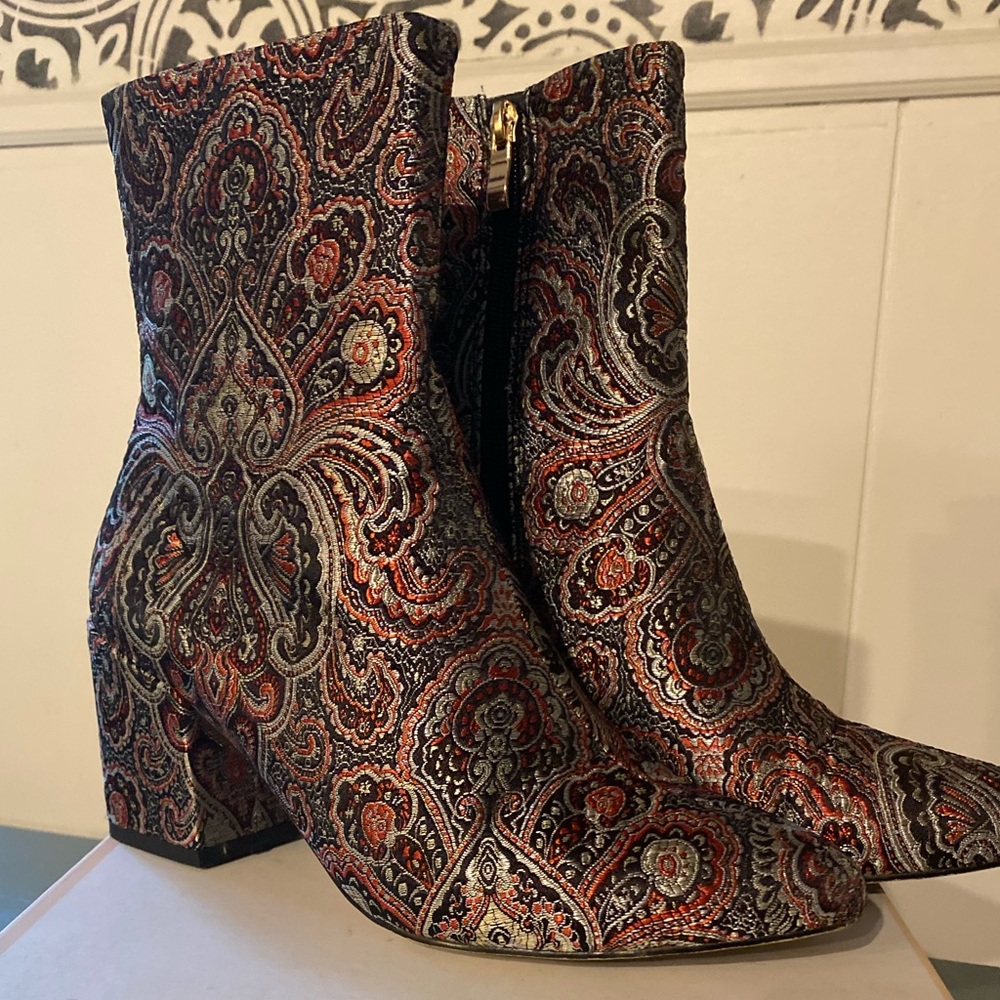 Simmi Paisley Tapestry Pointed Toe Size 9